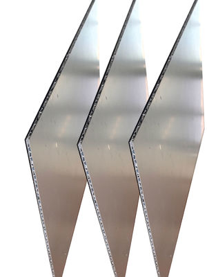 Komposisi aluminium memberikan ketahanan yang superior terhadap korosi sinar UV dan panel yang sangat bergelombang Pola bergelombang mengoptimalkan kekuatan dan drainase