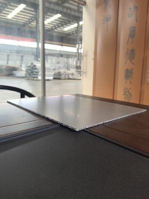 Panel bergelombang aluminium A2 menggabungkan keamanan dan kecanggihan untuk dekorasi dinding eksterior yang tahan api.