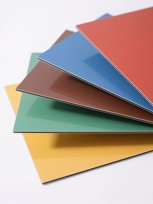 Supplier Normal 1000mm 1500mm Aluminium Panel Komposit Warna cokelat eksterior dinding Cladding Goresan tahan kain Pola Pvdf Lapisan