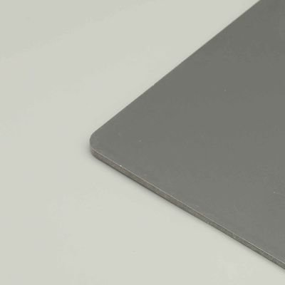 Panel komposit aluminium PVDF abu-abu Untuk papan reklame luar ruangan Dekorasi dinding eksterior cerah Ruang komersial