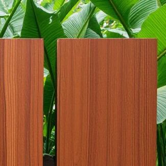 Panel PVDF Efek Kayu Tebal 3mm Paduan Aluminium Perlindungan Lingkungan Proses Cat PE Fluorokarbon Untuk Dekorasi Interior
